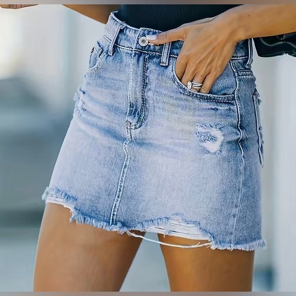 NWOT Denim Skirt. Size Four. - Picture 2 of 6